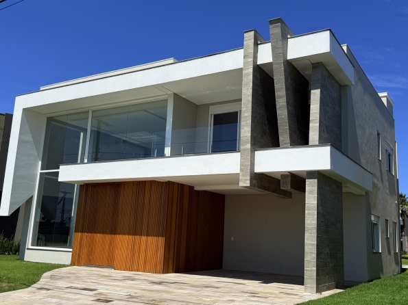 Casa a venda Beira Lago em Xangri-lá RS no CONDOMÍNIO ENSEADA LAGOS com 5 suítes, 430m², Beira lago, Piscina de concreto, Lavabo, Lareira, Dependência de empregada, Área de serviço, 2 vagas de garagem. Boa Localização com excelente valorização para morar, veranear, alugar e investir.