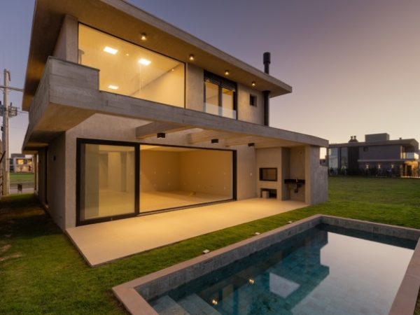 Casa a venda em Xangri-lá RS no Condomínio Amare Home Resort. Sobrado novo, pronto para morar com 4 suítes, 242 m2, Piscina em concreto, Lavabo, Lareira, Varanda, Churrasqueira, 2 vagas cobertas. Boa Localização com excelente valorização para morar, veranear, alugar e investir.